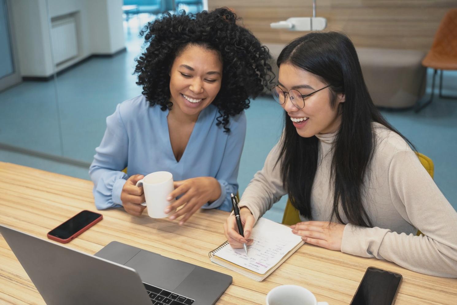 Bureau moderne avec documents financiers et ordinateur portable