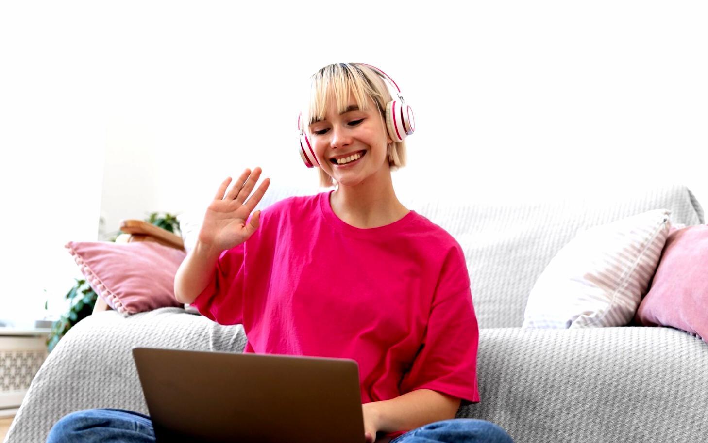 Équipe collaborative travaillant sur des projets financiers