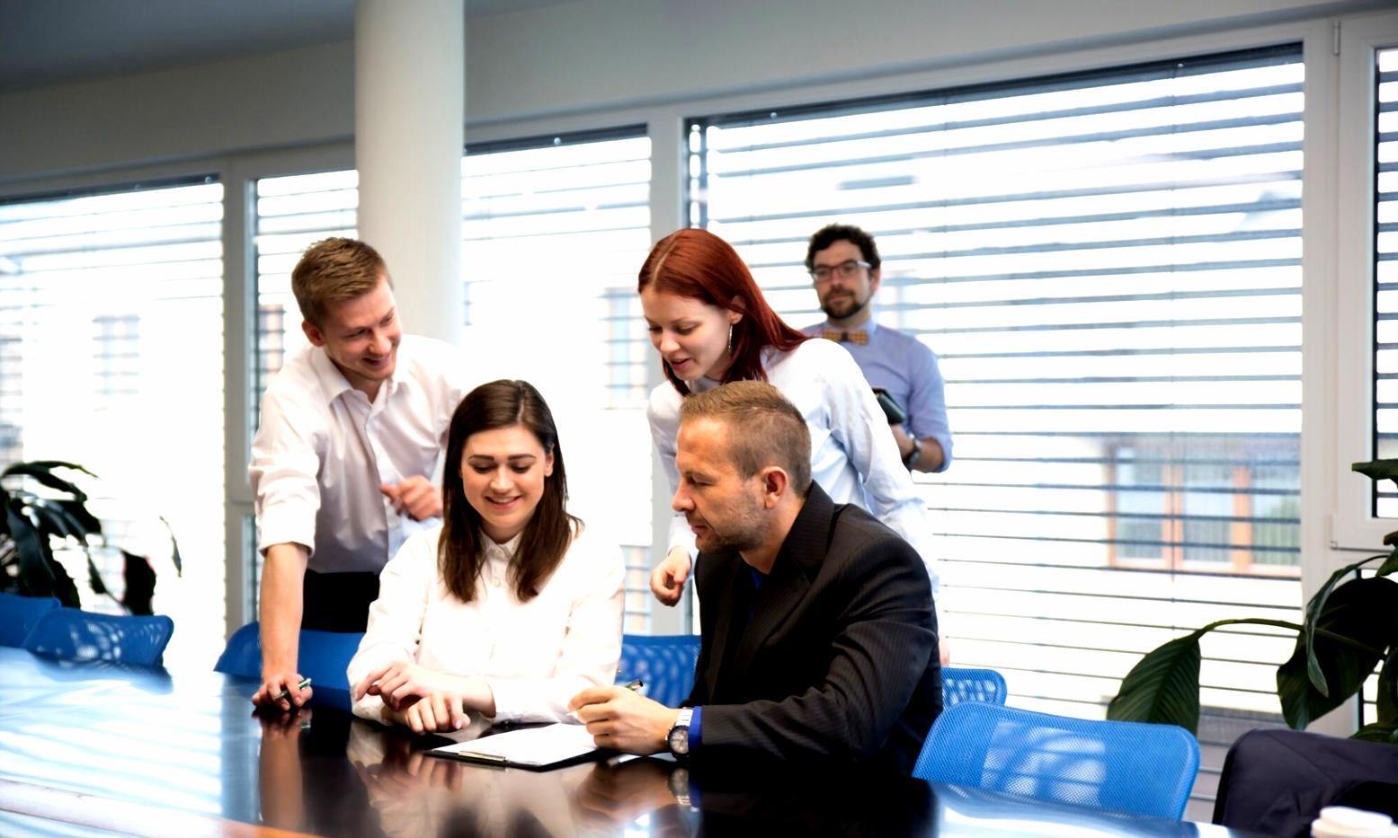 Étudiant préparant son dossier administratif français